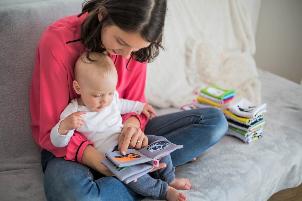 Ingin Anak Cerdas Sejak Dini, Mulailah dengan Membacakan Buku untuk Bayi Anda!